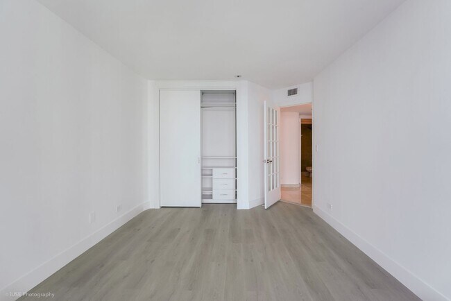 Building Photo - Stunning Waterfront Living in South Brickell