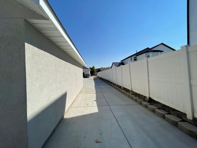 Building Photo - Single-Level 2 Bed / 2 Bath | Garage Available June 1st