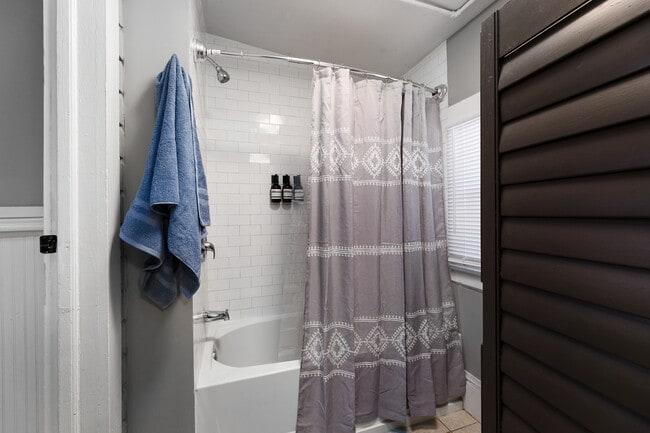 Building Photo - 546 Marshall Ave SW