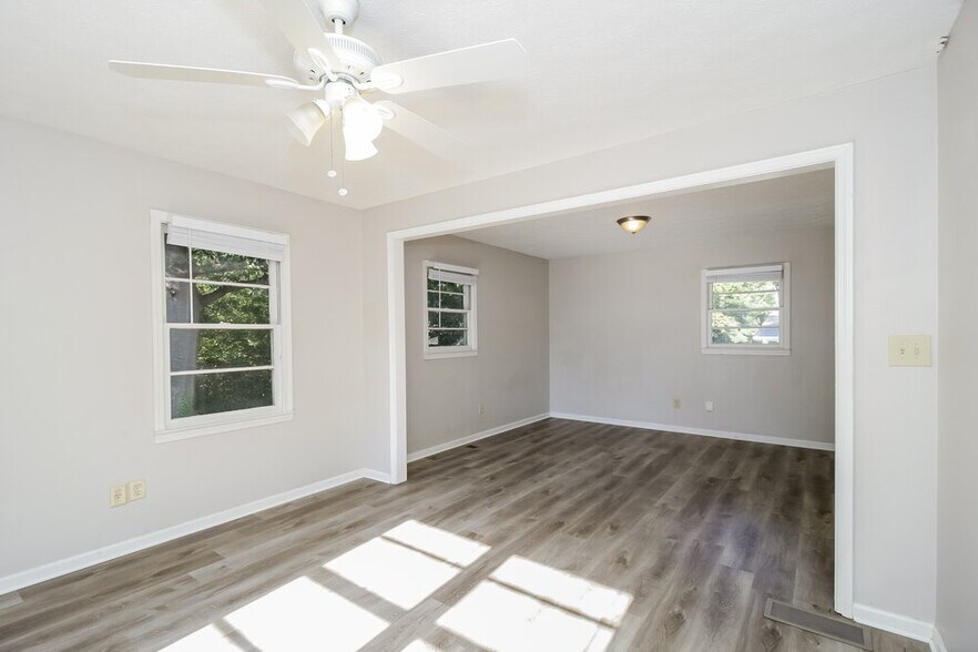 Building Photo - 2082 Warren Dr SW