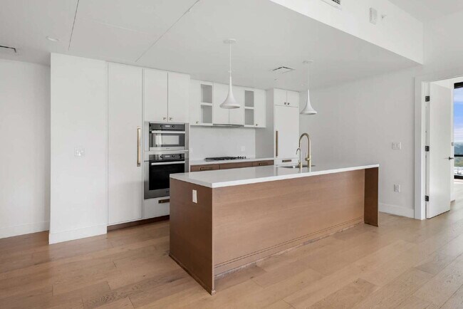 Building Photo - 70 Rainey St