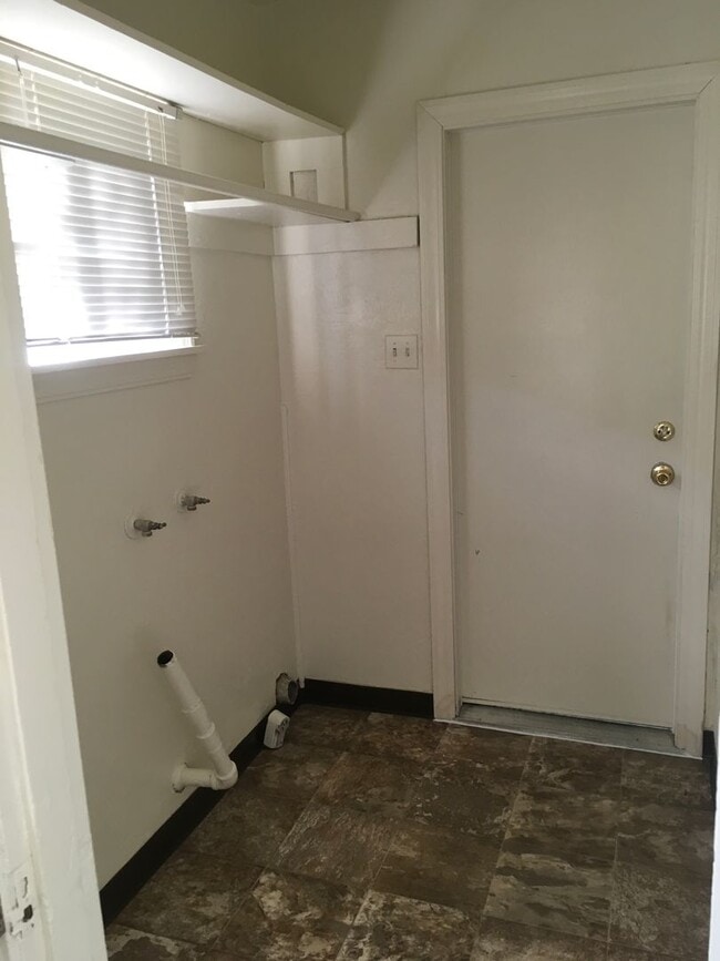 Building Photo - 2 bedroom downtown home with fenced yard