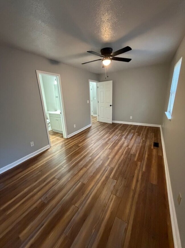 Building Photo - 431 Sentry Oaks Dr