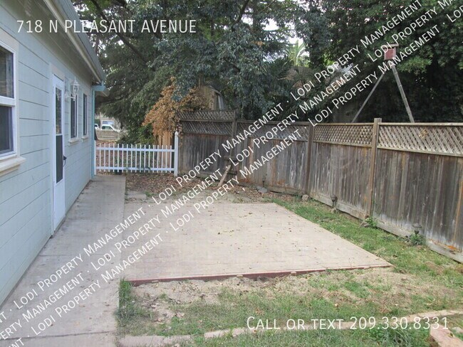 Building Photo - 718 N Pleasant Ave
