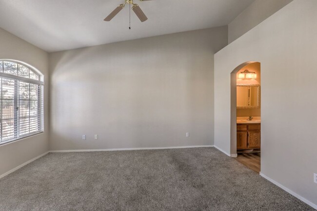 Building Photo - Nice 1 Bedroom Condo in Gated Southwest Co...