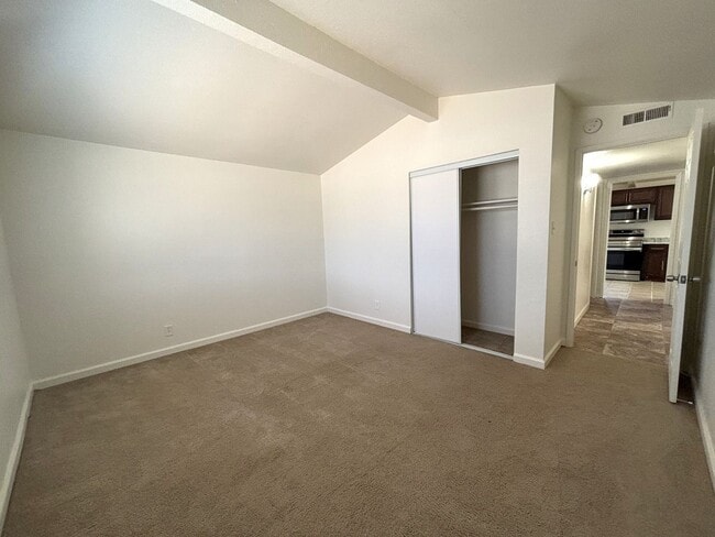 Building Photo - Priced to Rent Fast!!