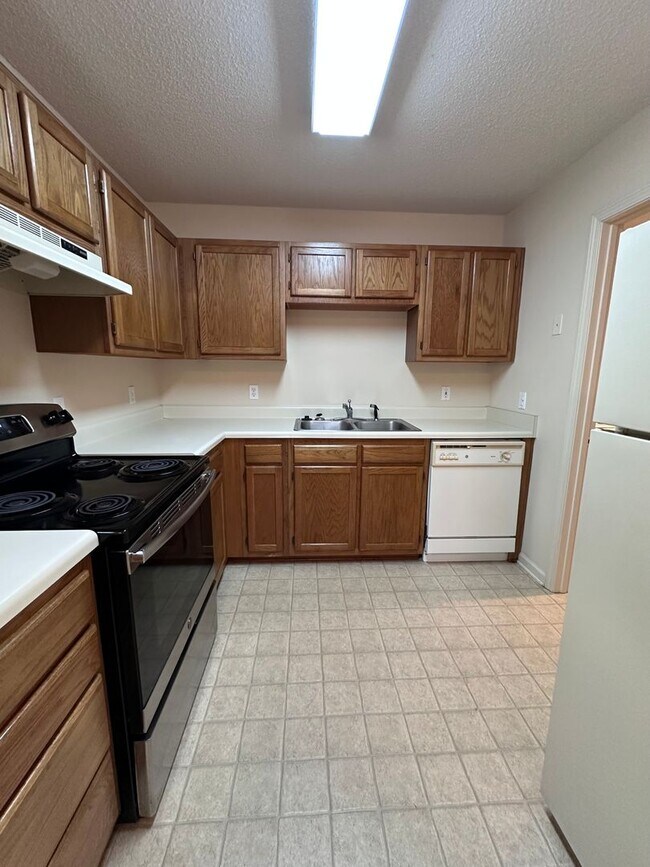 Building Photo - 2 Bed, 1.5 Bath Townhome in Prime Location...