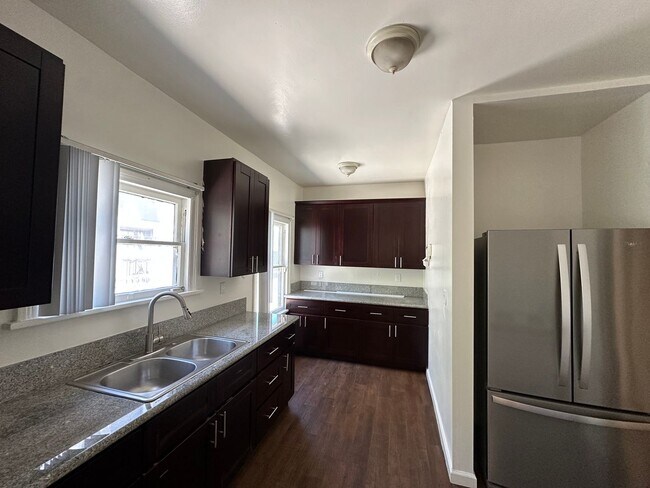 Building Photo - 454 N Orange Grove Ave
