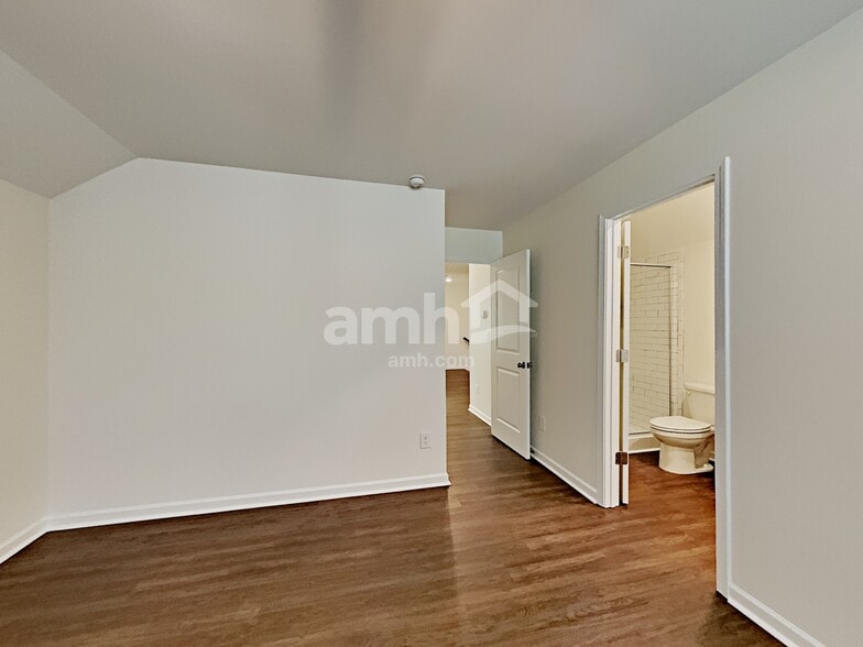 Building Photo - 172 Landsdown Xing