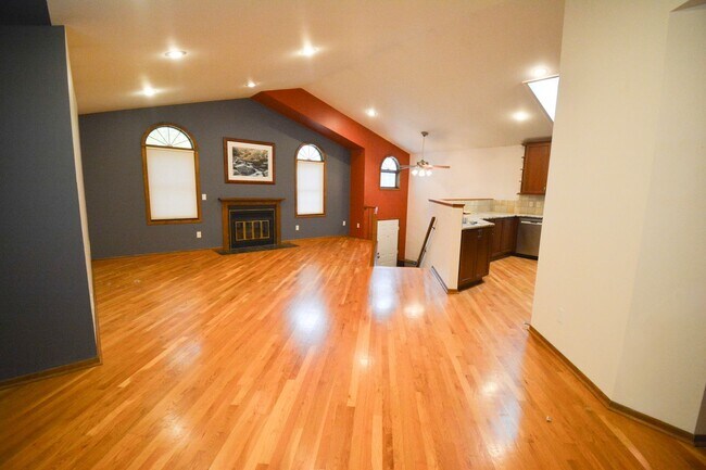 Building Photo - Charming 3-Bedroom Home FOr Rent with Sunroom, Fenced Backyard & Attached Garage
