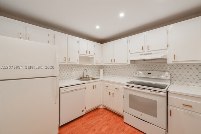 Building Photo - 20500 W Country Club Dr