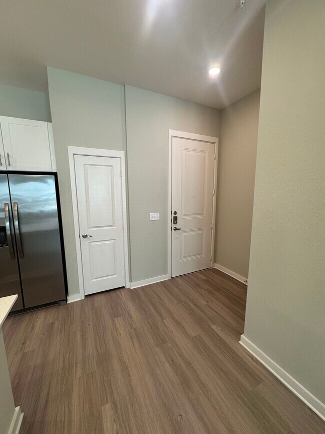 Building Photo - 1000 Persimmon Dr