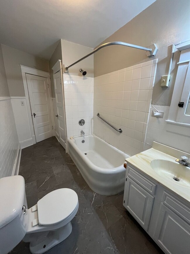 Building Photo - CONTRACT PENDING!! Spacious Apartment in M...