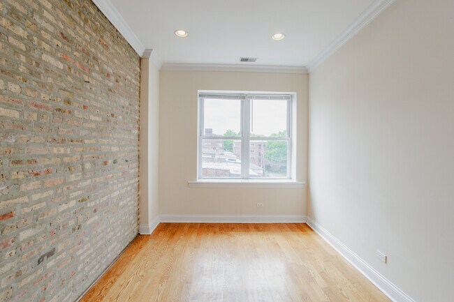 Building Photo - 6150 N Ravenswood Ave