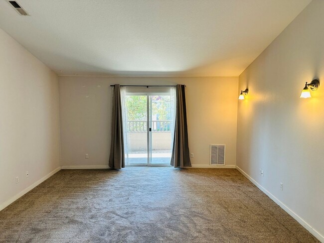Building Photo - Charming Condo in Terrific Salmon Creek Location