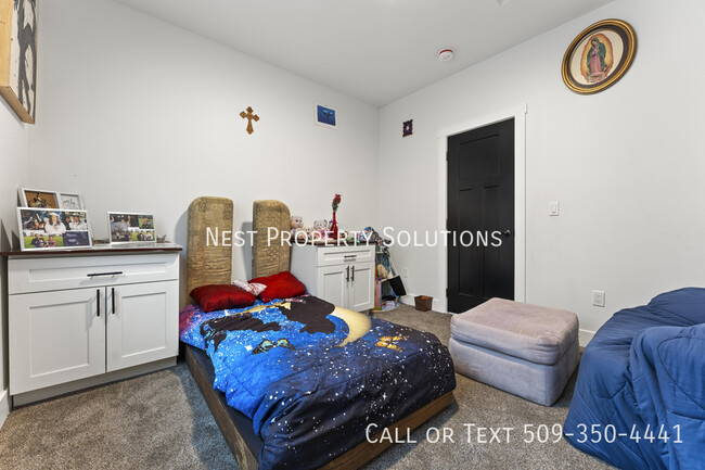 Building Photo - 905 W 6th St