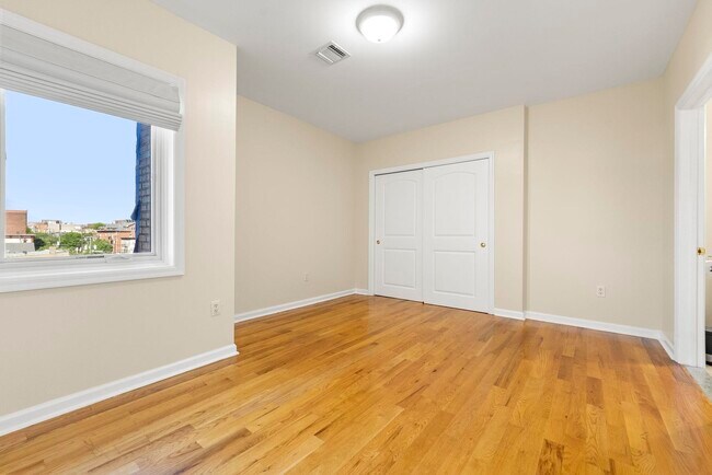 Building Photo - 605 New York Ave
