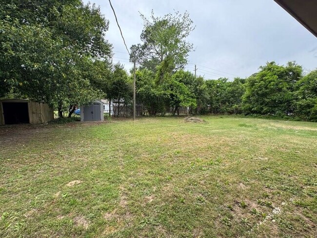 Building Photo - 868 Watts Dr