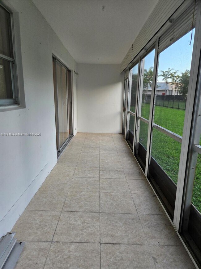 Building Photo - 950 Hillcrest Dr