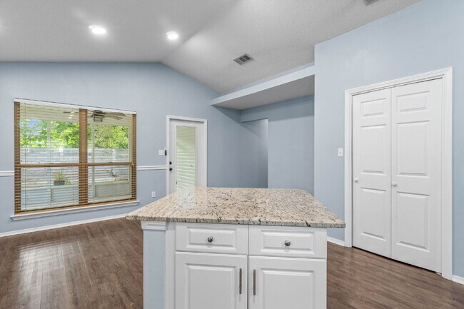 Building Photo - 989 Claeven Cir