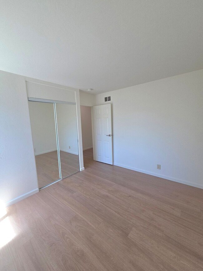 Building Photo - Fantastic 3 Bedroom, 2 Bath home in Santa Clara with upgrades galore!
