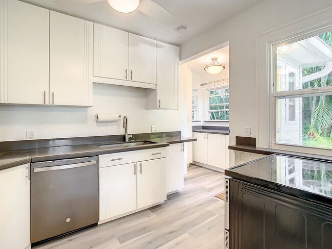 Building Photo - Charming two bedroom two bathroom cottage in North St. Petersburg Fully Updated.