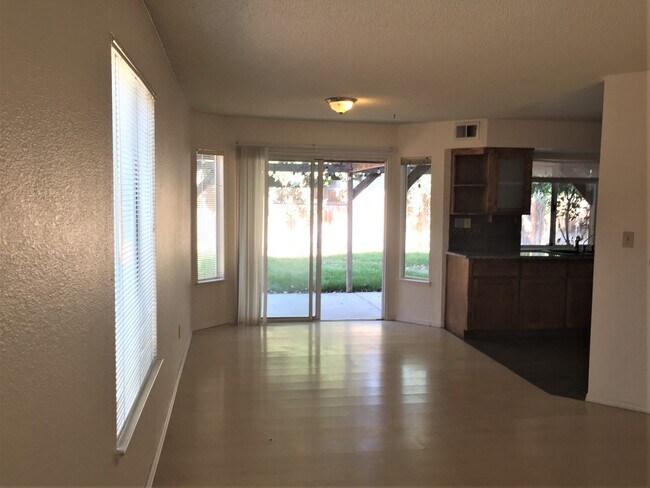 Building Photo - 2 story 3 bed in Northwest Bakersfield with Solar - $2400 + $130 Solar Fee