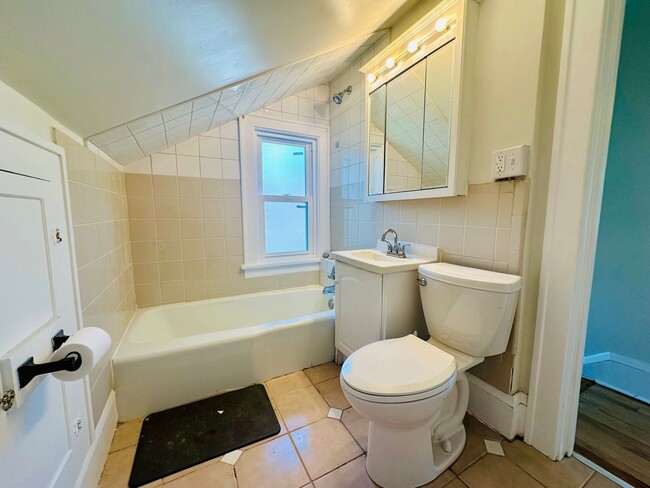 Building Photo - Newly Remodeled, Large 2 Bedroom Single Fa...