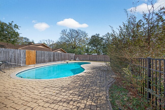 Building Photo - 1910 Claiborne Dr