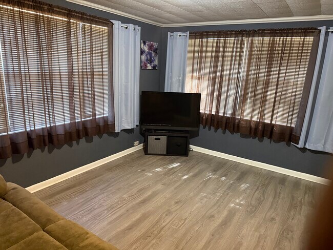 Building Photo - 104 E Pearl St