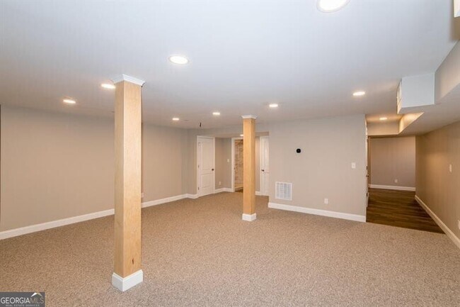 Building Photo - 2805 Pine Hill Dr