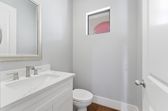 Building Photo - 408 Parker St