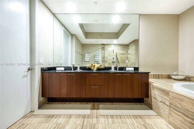 Building Photo - 15901 Collins Ave