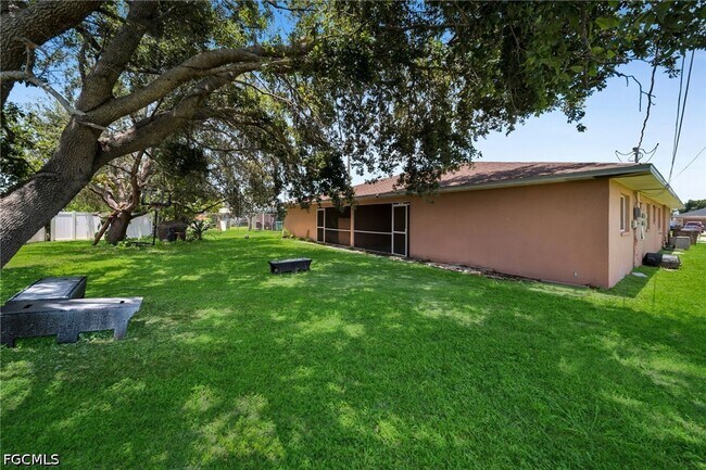 Building Photo - 3738 Santa Barbara Blvd