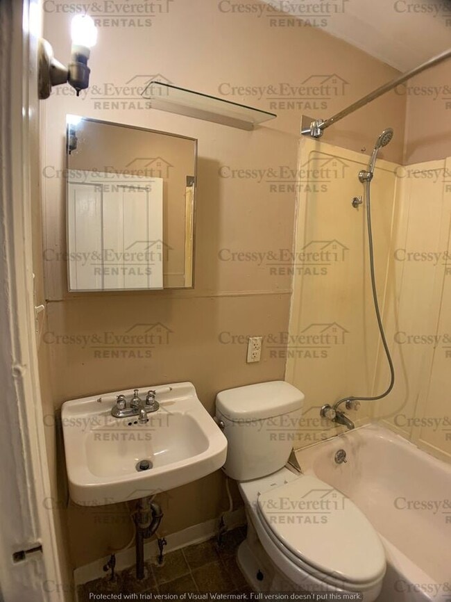Building Photo - Perfect Size 1br Duplex right outside of D...