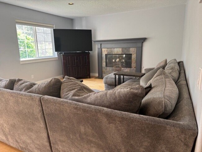 Building Photo - West Side Location