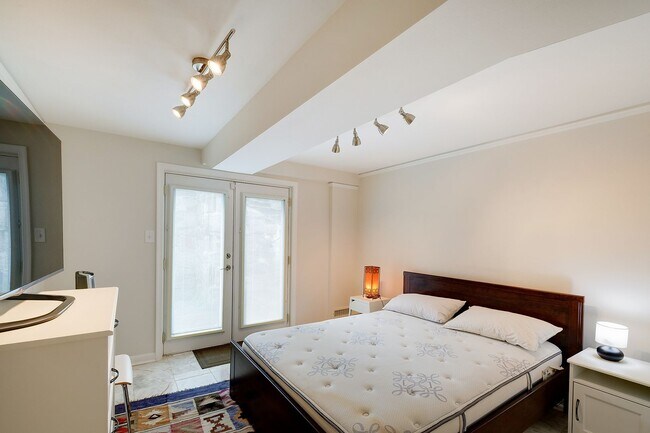Building Photo - Furnished, Detached Home in Bethesda Alta ...