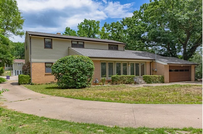 Building Photo - Beautiful 4 Bedroom / 3 Bath Home in the Heart of Manhattan, KS – Large Yard & Close to Campus