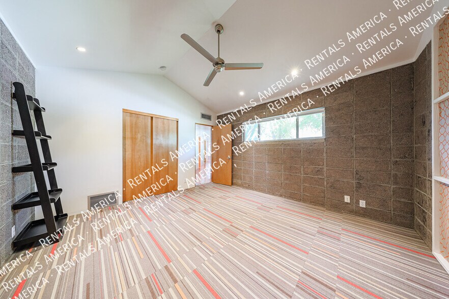 Building Photo - 3237 E Meadowbrook Ave