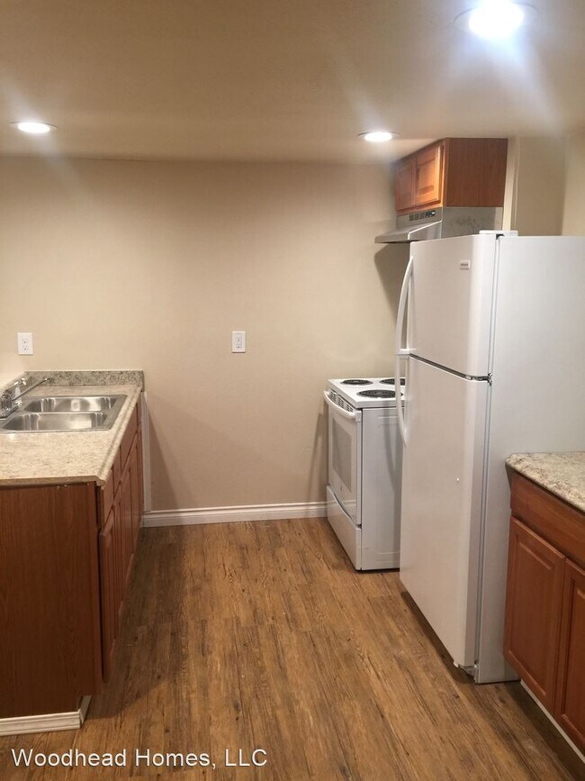 Building Photo - 815 E 8th Ave