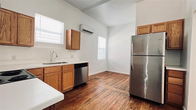 Primary Photo - 1113 E 2nd St