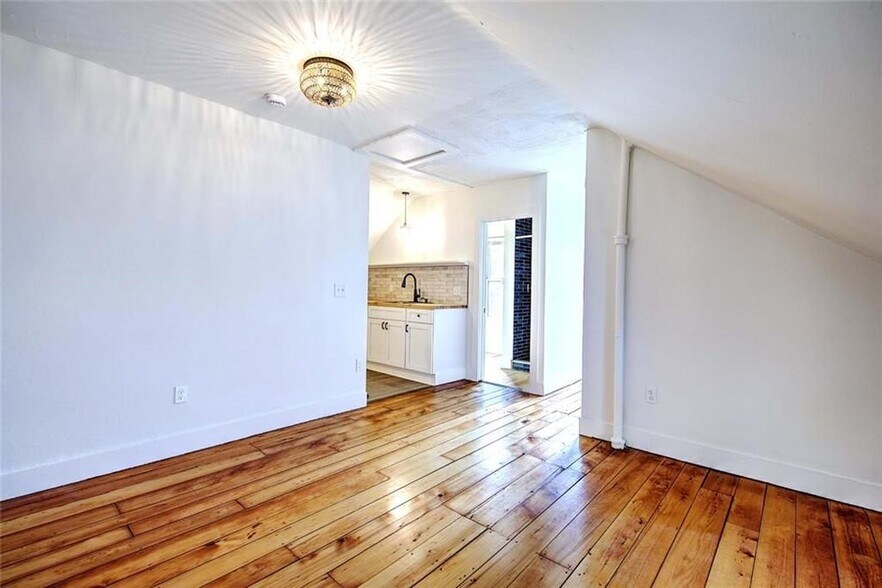 Building Photo - 21 Brewster St