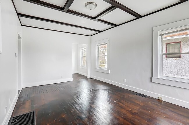 Building Photo - Cozy 3 bedroom w/backyard