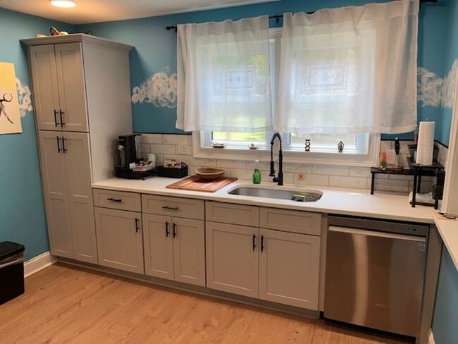 Building Photo - Fully furnished