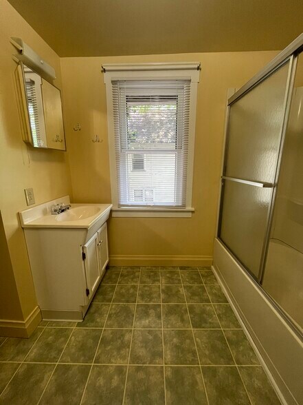 Building Photo - 1427 S Linden Ave