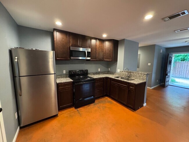 Building Photo - Lacy Lakeview Duplex