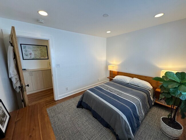 Building Photo - Charming Updated Three Bedroom Home Downtown