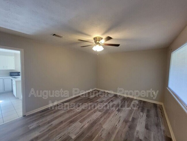 Building Photo - 225 Pecan Dr