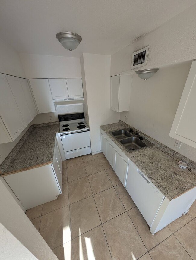 Building Photo - Beautiful Air Conditioned Condo! MUST SEE! 2bed & 1bath