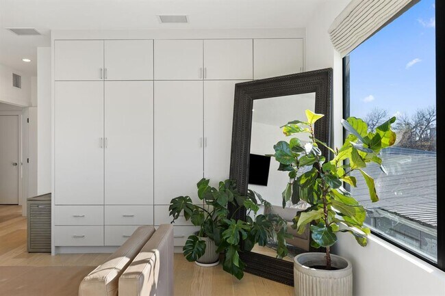 Building Photo - 1304 Comal St